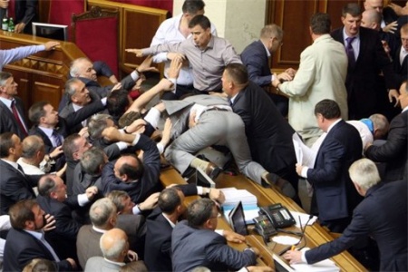 201205251324-1_oekraiense-parlementariers-gaan-alweer-met-elkaar-op-de-vuist-video.jpg